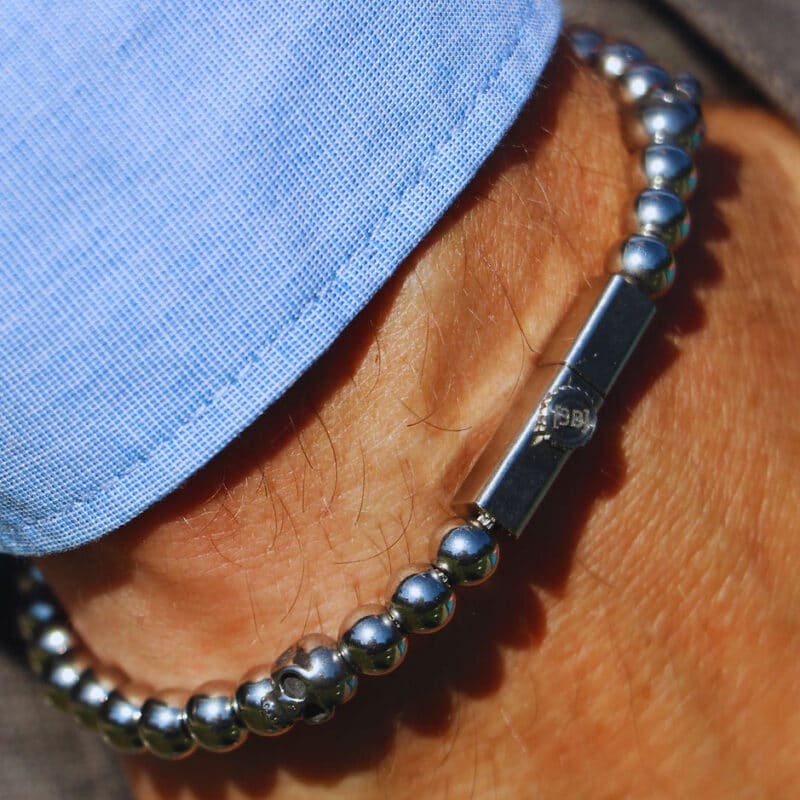 3Bello Skull Island Treasure armband met edelstalen kralen en schedel detail, gedragen bij lichtblauw overhemd